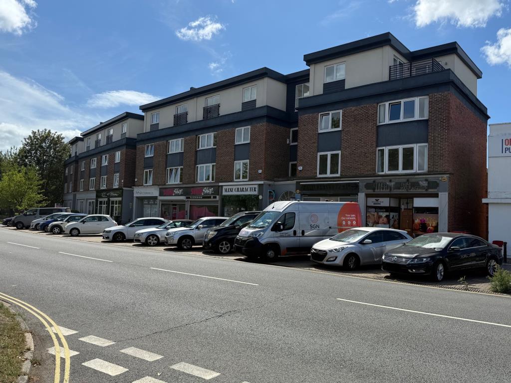 Lot: 96 - MULTIPLE UNIT COMMERCIAL INVESTMENT - View of the parade of shops from the southern end